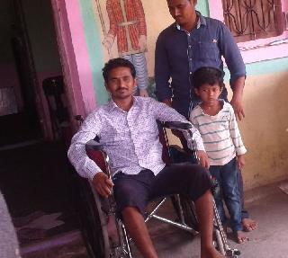 By selling tea, Somnath built on CA is bound to bed | चहा विकून सीए बनलेला सोमनाथ अंथरुणावर खिळून By selling tea, Somnath built on CA is bound to bed | चहा विकून सीए बनलेला सोमनाथ अंथरुणावर खिळून