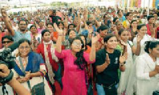 Collective rebellion of manpower for liberation from bondage | बंधनातून मुक्तीसाठी स्त्रीशक्तीचे सामूहिक बंड Collective rebellion of manpower for liberation from bondage | बंधनातून मुक्तीसाठी स्त्रीशक्तीचे सामूहिक बंड