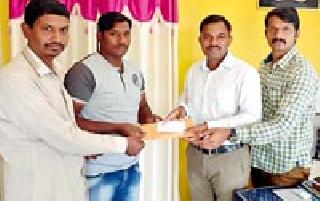 45 thousand help for Bhagyashree | भाग्यश्रीला ४५ हजारांची मदत 45 thousand help for Bhagyashree | भाग्यश्रीला ४५ हजारांची मदत