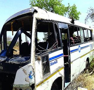 Private bus accident; 18 passengers injured | खासगी बसला अपघात; १८ प्रवासी जखमी Private bus accident; 18 passengers injured | खासगी बसला अपघात; १८ प्रवासी जखमी