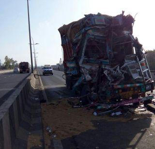 Two people killed in an accident on a flyover | उड्डाणपूलावरील अपघातात दोघे ठार Two people killed in an accident on a flyover | उड्डाणपूलावरील अपघातात दोघे ठार