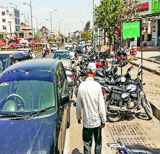 Who is absent for parking two-wheeler car? | रस्त्याच्या दुतर्फा वाहन पार्किंगला अभय कोणाचे? Who is absent for parking two-wheeler car? | रस्त्याच्या दुतर्फा वाहन पार्किंगला अभय कोणाचे?
