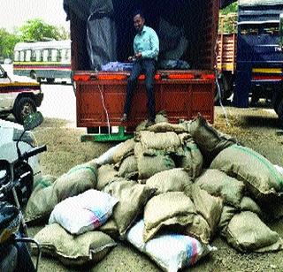 Gutka of Rs 80 lakh caught in Thane | ठाण्यात पकडला ८० लाखांचा गुटखा Gutka of Rs 80 lakh caught in Thane | ठाण्यात पकडला ८० लाखांचा गुटखा