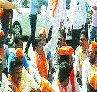 Stop the way for the debt waiver! | कर्जमाफीसाठी शिवसेनेचा रास्ता रोको!