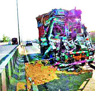 Two people killed on the flyover | उड्डाणपुलावर दोघे ठार Two people killed on the flyover | उड्डाणपुलावर दोघे ठार