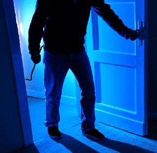 Javanese had a meal while her mother-in-law was eating | सास-याकडे जेवण करत असताना जावयाकडे घरफोडी Javanese had a meal while her mother-in-law was eating | सास-याकडे जेवण करत असताना जावयाकडे घरफोडी