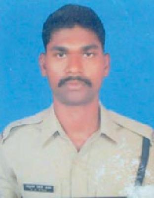 Official so-called funeral of martyr jawans | शहीद जवानावर शासकीय इतमामात अंत्यसंस्कार