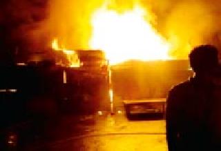 Fire to six shops in the fire | आगीत सहा दुकाने भस्मसात Fire to six shops in the fire | आगीत सहा दुकाने भस्मसात