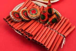 Nasik seized illegal fireworks worth lakhs of firecrackers | नाशिकमध्ये लाखोंचा फटाक्यांच्या अवैध साठा जप्त