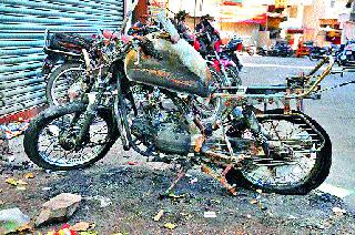 The smugglers burned a bicycle | समाजकंटकांनी दुचाकी जाळली