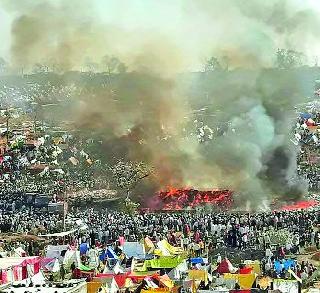 Holi in the cottage with coconut | सैलानी येथे पेटली नारळाची होळी