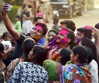 Police in color | ....रंगात रंगले पोलीस