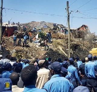 48 killed and hundreds missing after landslide collapses | कच-याचा डोंगर कोसळला, 48 जणांचा मृत्यू तर शेकडो बेपत्ता 48 killed and hundreds missing after landslide collapses | कच-याचा डोंगर कोसळला, 48 जणांचा मृत्यू तर शेकडो बेपत्ता