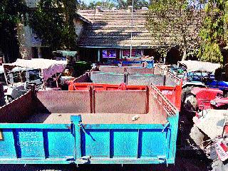 Scandal to the mining mafia in the crowd | सटाण्यात गौणखनिज माफियांना धडकी Scandal to the mining mafia in the crowd | सटाण्यात गौणखनिज माफियांना धडकी