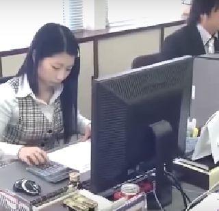 VIDEO - False, have you ever seen such a use of calculator? | VIDEO - भन्नाट, तुम्ही कधी कॅलक्युलेटरचा असा वापर पाहिलाय का?