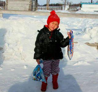 Around 8 km of Chimukli for the sick grandmother, | आजारी आजीसाठी चिमुकलीची 8 किमी बर्फातून पायपीट