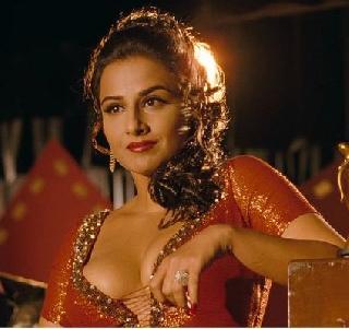 'He' put his hands in Vidya Balan's room | 'त्याने' थेट विद्या बालनच्या कमरेत टाकला हात