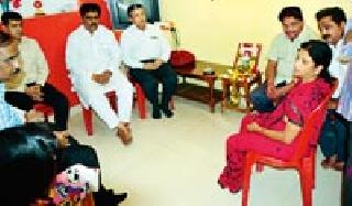 Consolation by ministers of Balpande family members | बालपांडे कुटुुंबीयांचे मंत्र्यांकडून सांत्वन Consolation by ministers of Balpande family members | बालपांडे कुटुुंबीयांचे मंत्र्यांकडून सांत्वन