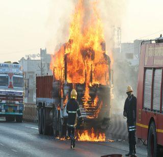 VIDEO: 'The Burning Truck' in Nashik | VIDEO : नाशिकमध्ये 'द बर्निंग ट्रक'
