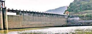 Water cut in the dam dam, only 17 percent water balance | आलमट्टी धरणातील पाण्यात घट, केवळ १७ टक्के पाणी शिल्लक Water cut in the dam dam, only 17 percent water balance | आलमट्टी धरणातील पाण्यात घट, केवळ १७ टक्के पाणी शिल्लक
