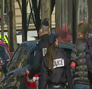 Firing in France, two people injured | फ्रान्समध्ये गोळीबार, दोन जण जखमी Firing in France, two people injured | फ्रान्समध्ये गोळीबार, दोन जण जखमी