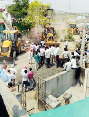 Gajraj walked on the 'encroachment' | ‘त्या’ अतिक्रमणावर चालला गजराज Gajraj walked on the 'encroachment' | ‘त्या’ अतिक्रमणावर चालला गजराज