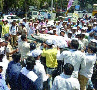 Back to fast after the written assurance of the government | शासनाच्या लेखी आश्वासनानंतर उपोषण मागे