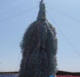 Above! 20 feet tall tower of 1 million bottles | अबब ! 1 लाख बाटल्यांचा 20 फूट उंच मनोरा