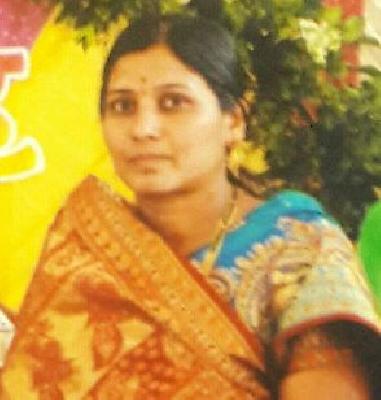 Plantation instead of Wife's Defense Immersion | पत्नीच्या रक्षा विसर्जना ऐवजी वृक्षारोपण