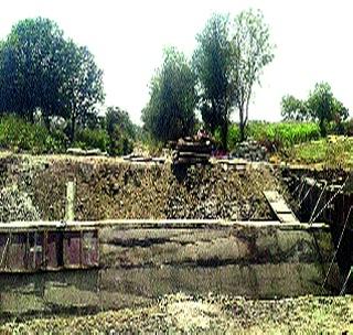 In the wrong place at the Cement Bund in Jalakit Shivar Yojana | जलयुक्त शिवार योजनेतील सिमेंट बंधारा चुकीच्या ठिकाणी