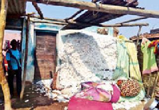 Chappar blown up, the world opened | छप्परे उडाली, संसार उघड्यावर