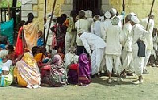 Beneficiaries of the unfounded scheme of work in the Tehsil office | निराधार योजनेच्या लाभार्थ्यांची तहसील कार्यालयात पायपीट