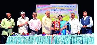 Reflections on revolutionary ideas in Gurav's literature | गुरव यांच्या साहित्यात क्रांतिकारी विचारांचे प्रतिबिंब Reflections on revolutionary ideas in Gurav's literature | गुरव यांच्या साहित्यात क्रांतिकारी विचारांचे प्रतिबिंब