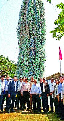 A monster made of one million plastic bottles | एक लाख प्लॅस्टिक बाटल्यांचा केला राक्षस