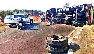 Truck overturned on the highway near Ghoti and stopped the traffic jam | घोटीजवळ महामार्गावर ट्रक उलटून वाहतूक ठप्प