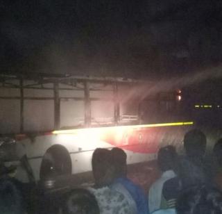 Solapur river burning bus, two cars burnt | सोलापूरात बर्निग बस, दोन गाड्या जळून खाक Solapur river burning bus, two cars burnt | सोलापूरात बर्निग बस, दोन गाड्या जळून खाक