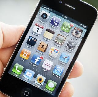 Voices app, Facebook lasts for 1.30 hours | व्हॉटस अॅप, फेसबुकमुळे तुम्ही झोपता 1.30 तास उशिराने Voices app, Facebook lasts for 1.30 hours | व्हॉटस अॅप, फेसबुकमुळे तुम्ही झोपता 1.30 तास उशिराने