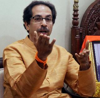 The money where money comes from, put a pocket in their pocket, but do not give up debt! - Uddhav Thackeray | निवडणुकीसाठी जिथून पैसा आला त्यांच्याच खिशात हात घाला पण कर्जमुक्ती द्याच! - उद्धव ठाकरे