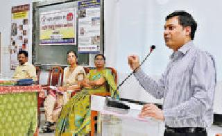 To make people aware of social evil, the youth should create awareness | व्यसनमुक्तीसाठी युवकांनी समाज जागृती करावी To make people aware of social evil, the youth should create awareness | व्यसनमुक्तीसाठी युवकांनी समाज जागृती करावी