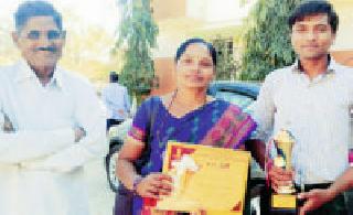 Grant in Farmer's School | शेतकऱ्याच्या मुलाचा विद्यापीठात गौरव Grant in Farmer's School | शेतकऱ्याच्या मुलाचा विद्यापीठात गौरव