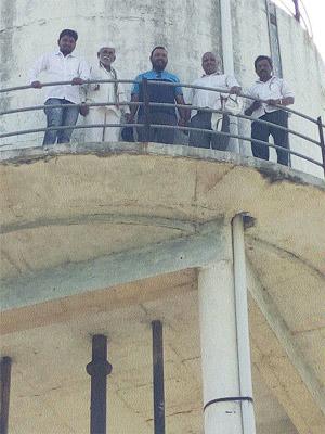 'Sholay Style' movement for water in the claw | कौळाणेत पाण्यासाठी ‘शोले स्टाईल’ आंदोलन