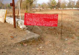 Naxal banners and sheets found | नक्षली बॅनर व पत्रके आढळली Naxal banners and sheets found | नक्षली बॅनर व पत्रके आढळली