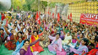 Anganwadi worker on the downhill road | अंगणवाडी सेविका उतरल्या रस्त्यावर