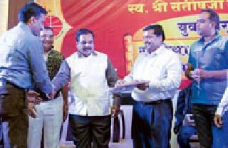 Many felices from the labor journalist team | श्रमिक पत्रकार संघाकडून अनेकांचा सत्कार Many felices from the labor journalist team | श्रमिक पत्रकार संघाकडून अनेकांचा सत्कार