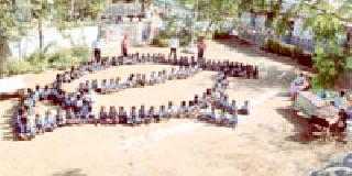 Message to save the sparrows given the crafts | शिल्प साकारत दिला चिमणी वाचविण्याचा संदेश Message to save the sparrows given the crafts | शिल्प साकारत दिला चिमणी वाचविण्याचा संदेश