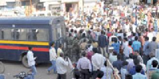 Bulldozers on the slums, Mehrnajar on the rich | झोपड्यांवर बुलडोजर, श्रीमंतांवर मेहरनजर Bulldozers on the slums, Mehrnajar on the rich | झोपड्यांवर बुलडोजर, श्रीमंतांवर मेहरनजर