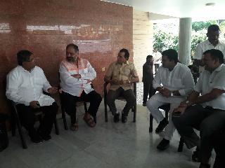 Shamika Mahadik as president of district council in Kolhapur, Sarjerao Patil of Shiv Sena as vice president | कोल्हापुरात जिल्हा परिषद अध्यक्षपदासाठी शौमिका महाडिक, उपाध्यक्षपदी शिवसेनेचे सर्जेराव पाटील Shamika Mahadik as president of district council in Kolhapur, Sarjerao Patil of Shiv Sena as vice president | कोल्हापुरात जिल्हा परिषद अध्यक्षपदासाठी शौमिका महाडिक, उपाध्यक्षपदी शिवसेनेचे सर्जेराव पाटील