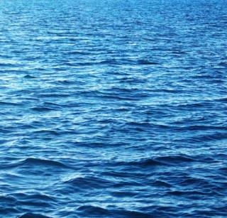 Bordered tourist car stuck in the sea | बोर्डीत पर्यटकांची कार खोल समुद्रात अडकली Bordered tourist car stuck in the sea | बोर्डीत पर्यटकांची कार खोल समुद्रात अडकली