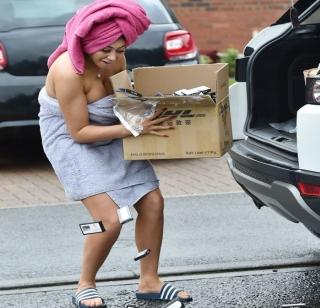 Above! The towel was aback by the towel | अबब ! अंगावरचा टॉवेल निसटल्यानं क्लो फेरीची भररस्त्यात झाली पंचाईत