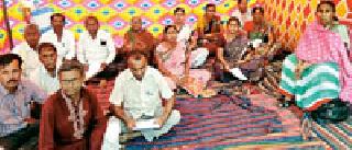 Farmers' fasting fasts for wages | मोबदल्यासाठी शेतकऱ्यांचे आमरण उपोषण Farmers' fasting fasts for wages | मोबदल्यासाठी शेतकऱ्यांचे आमरण उपोषण